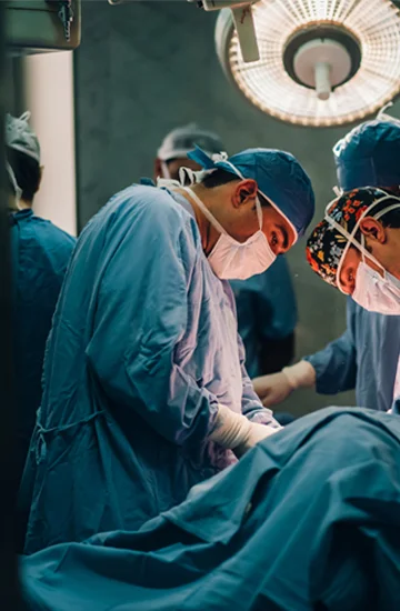 Medico operando - Clinica Juri